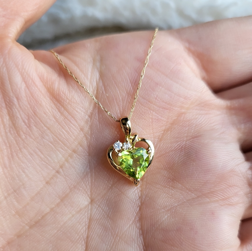 Genuine Peridot & Cz, 10k solid yellow gold dainty heart necklace 💚 Brand new.